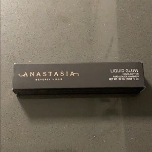 Liquid glow highlighter